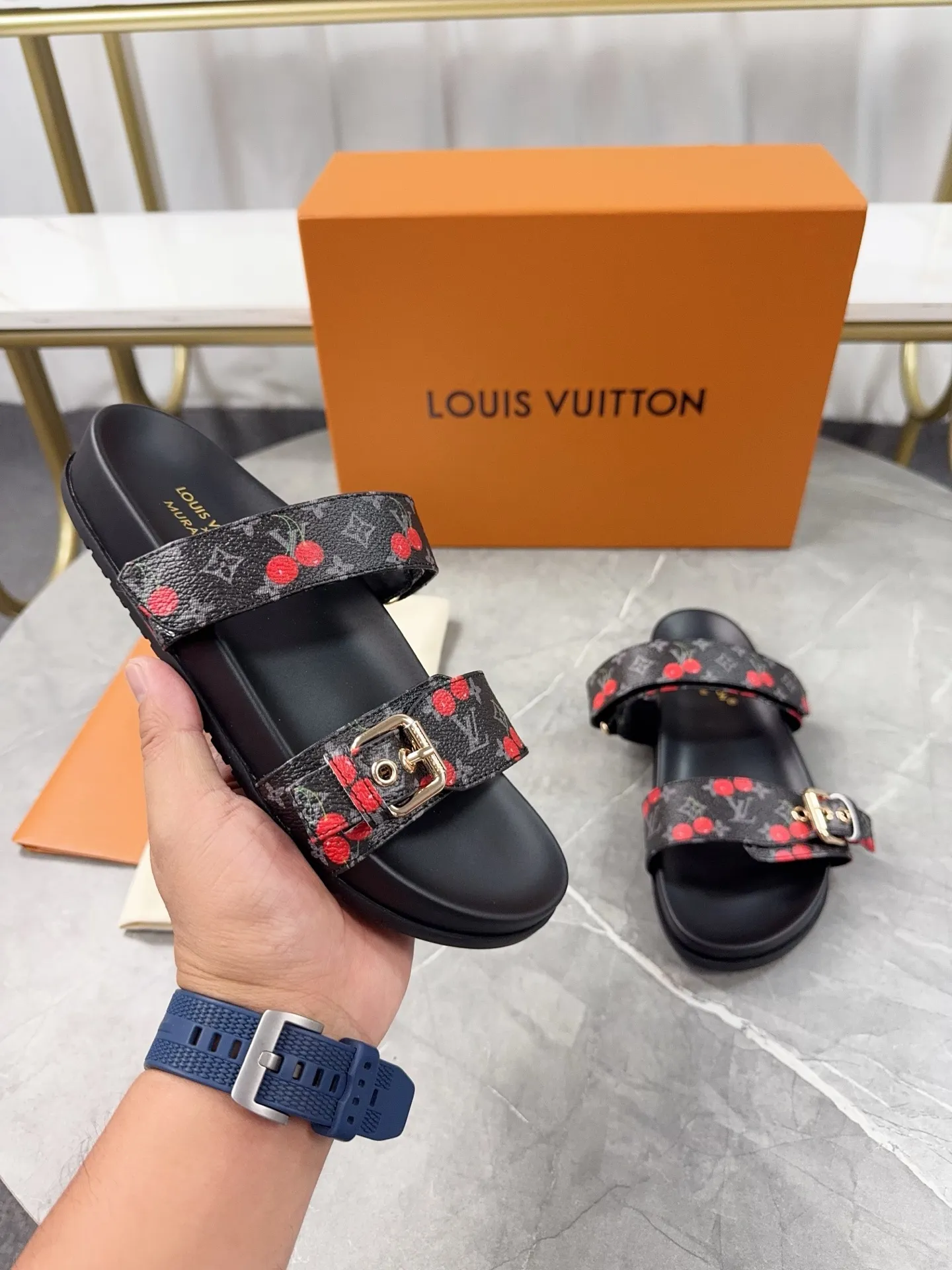 👟👟Ex-factory price 400👟👟 LV2025 spring and summer new slippers🌟The belt buckle is adjustable and elastic design, full of beach style, original molded LV metal logo decoration, fashionable and beautiful, super versatile🤳🏻Cow leather upper/custom imported jacquard fabric/original old flower leather material, water-dyed sheepskin lining (water platform + rubber sole) three-layer combination outsole 🔶Size: Female 35-43 Male: 38-46